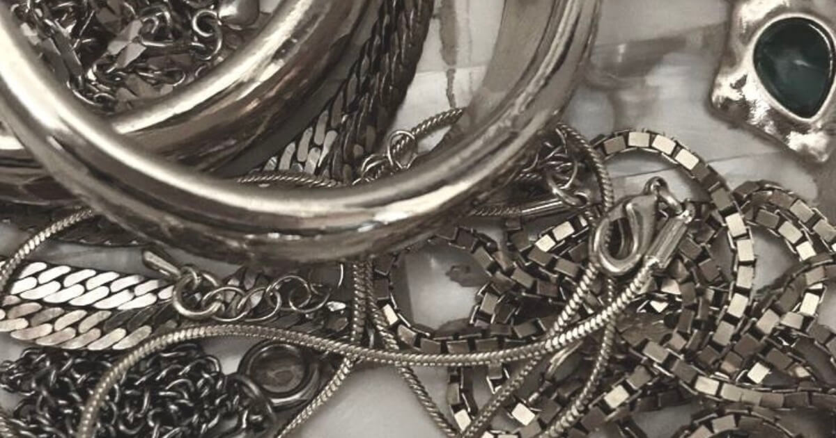 Dark siren jewelry: layered chains and dark stone rings