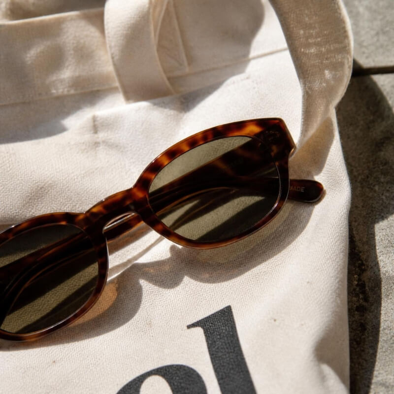 Carolyn Bessette style sunglasses and tote detail